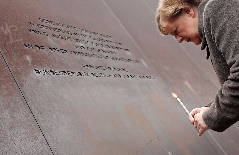 La canciller alemana, Angela Merkel, deposita una vela en el Memorial del Muro de Berlín