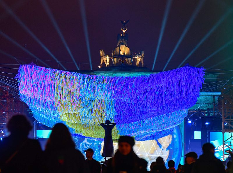 Instalación 'Visiones en Movimiento' del artista Patrick Shearn y su estudio Poetic Kinetics en la Puerta de Brandeburgo