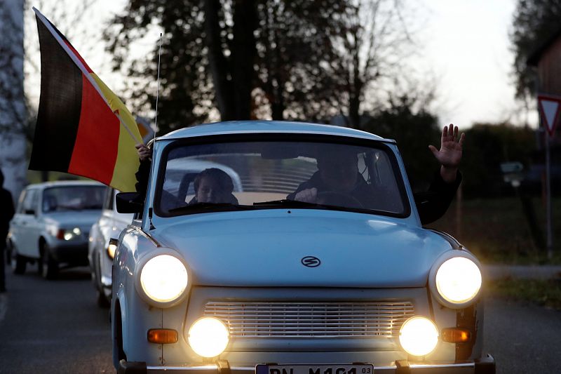 Un desfile de coches Trabant, el vehículo más común en la RDA, en un antiguo cruce fronterizo entre las dos Alemanias