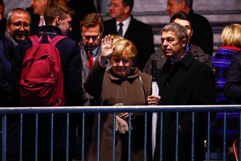 La canciller de Alemania, Angela Merkel, y su marido, Joachim Sauer, llegan al acto que se celebra en la Puerta de Brandeburgo