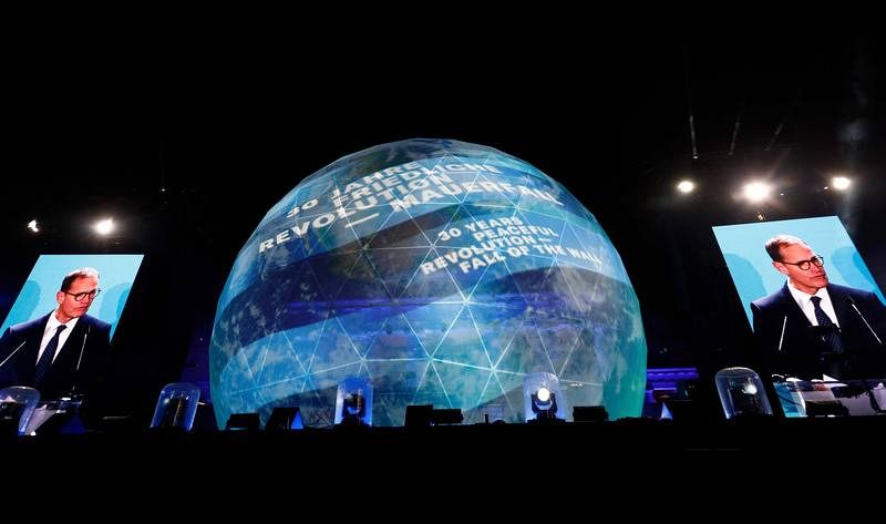 El alcalde de Berlín, Michael Mueller, ofrece un discurso en la Puerta de Brandeburgo