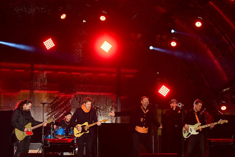 Actuación de la banda alemana Die Zoellner en el escenario montado en la Puerta de Brandeburgo