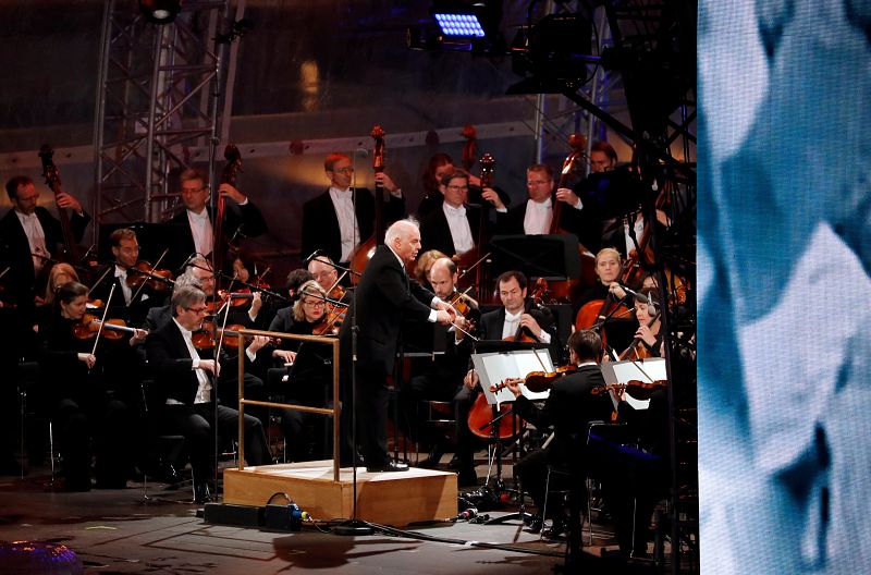 Daniel Barenboim dirige a la orquesta Staatskapelle en la Puerta de Brandeburgo