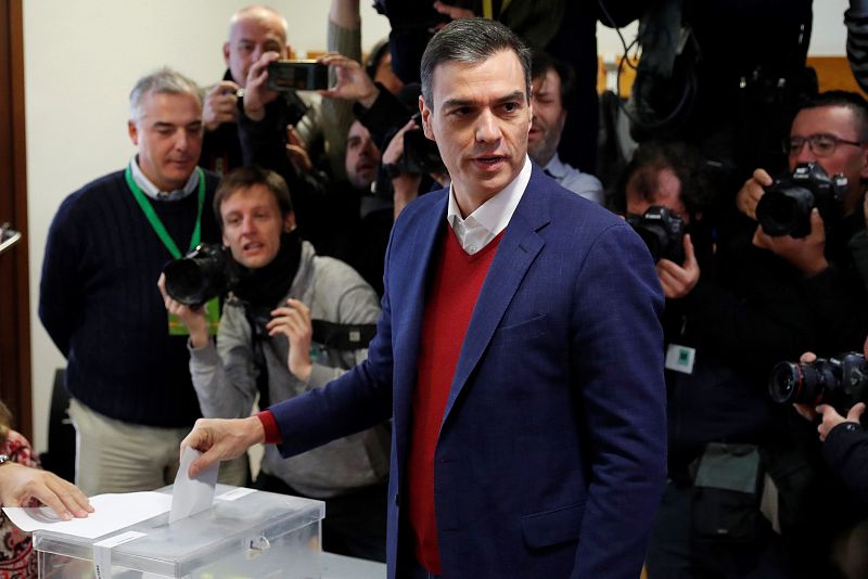 El presidente del Gobierno en funciones, Pedro Sánchez, vota en Madrid