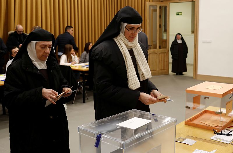 Dos monjas votando en un colegio electoral madrileño.