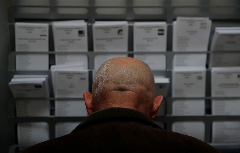 Un hombre ejerce su derecho a voto en un colegio electoral de Madrid