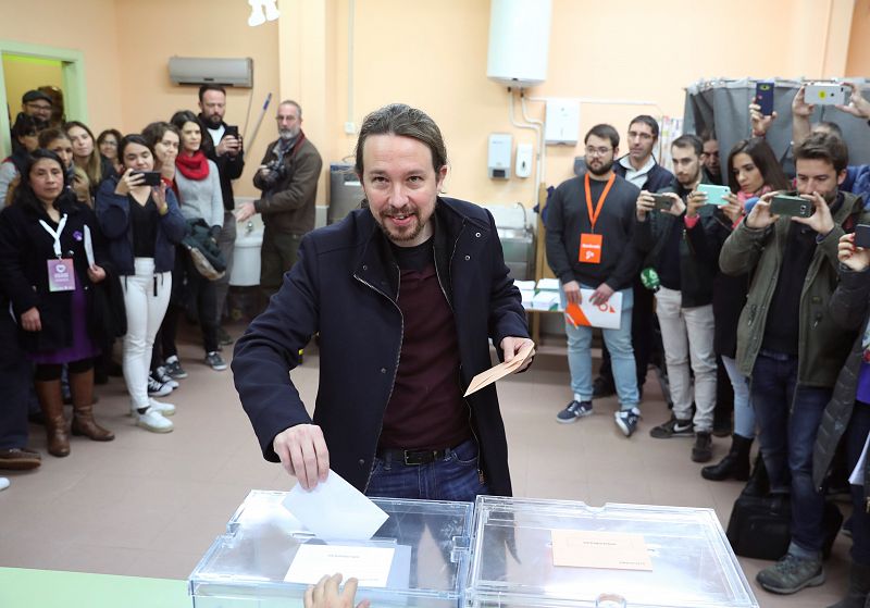 El candidato de Unidas Podemos a la presidencia del Gobierno, Pablo Iglesias, vota en Madrid