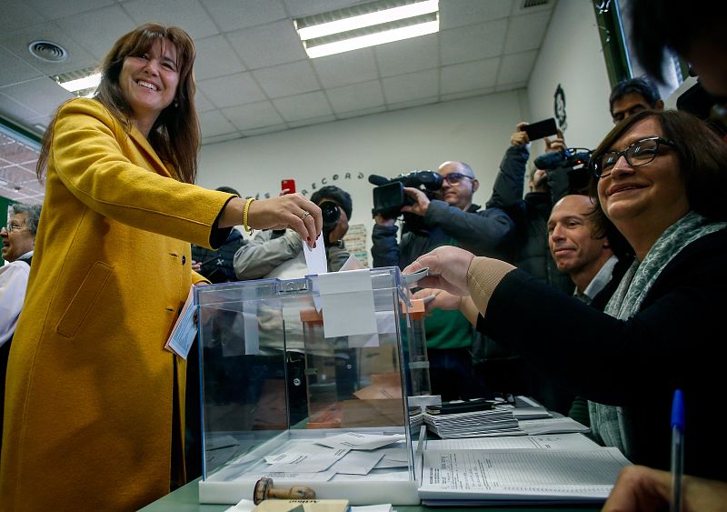 La cabeza de lista de JxCat al Congreso por Barcelona, Laura Borràs , ejerce su derecho a voto en el colegio de los Salesianos de Sarriá de Barcelona.