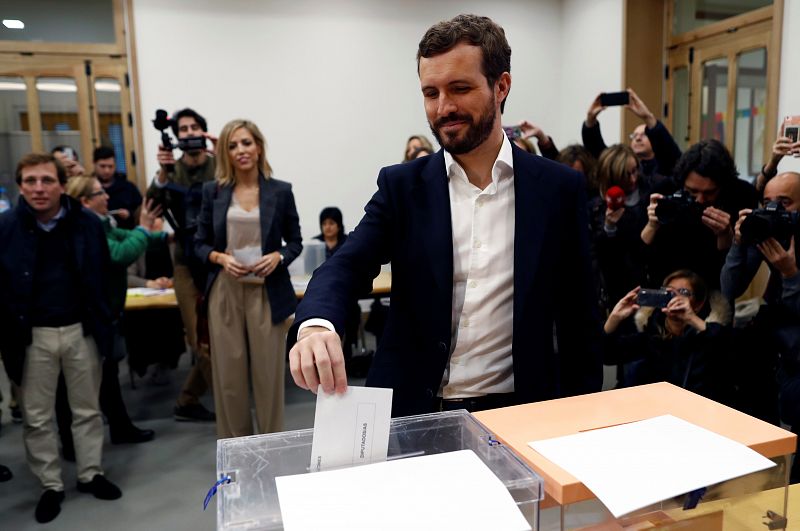 El líder del Partido Popular Pablo Casado vota en un colegio de Madrid acompañado de su esposa.