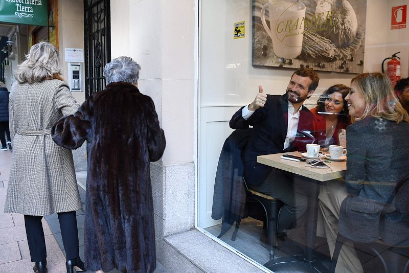 Casado saluda desde un cafetería sentado junto a su mujer y con Isabel Díaz Ayuso.