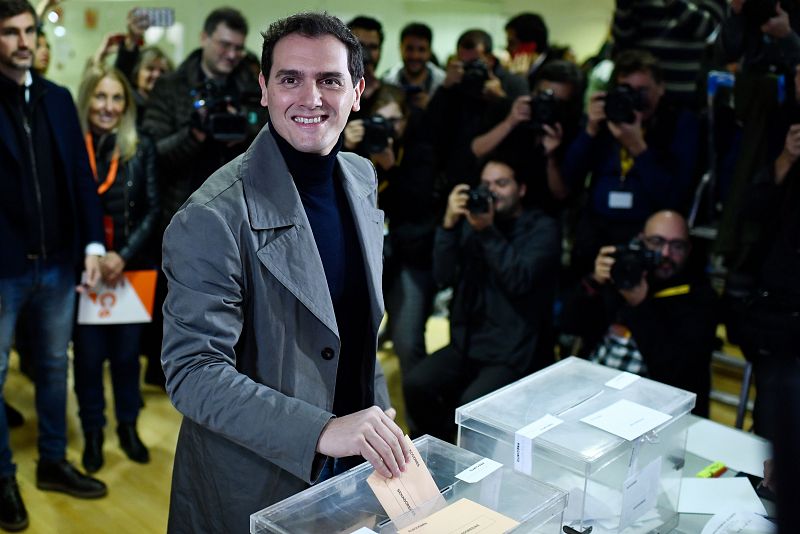 Albert Rivera vota en el Espacio Cultural Volturno de Pozuelo de Alarcón, en el mismo centro donde una hora antes había acudido Sánchez.