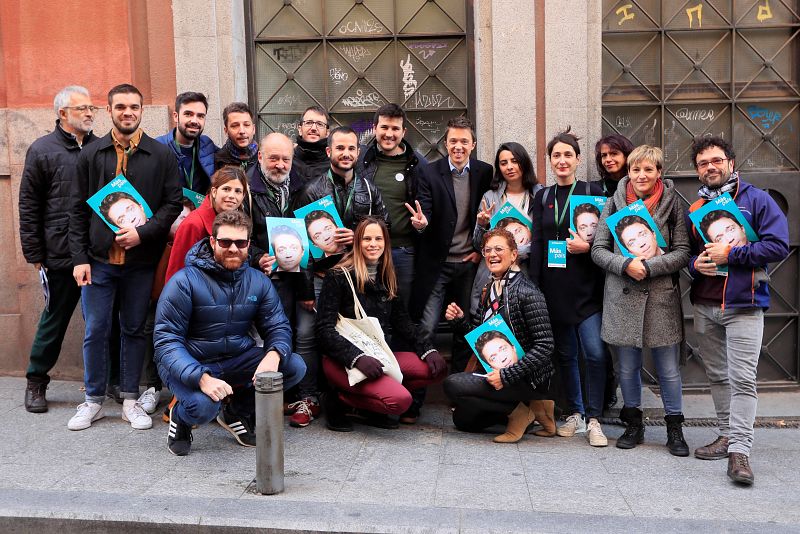 El candidato de Más País a la Presidencia del Gobierno, Íñigo Errejón, posa con los apoderados tras votar en el Colegio Santa Teresa de Jesús de Madrid.