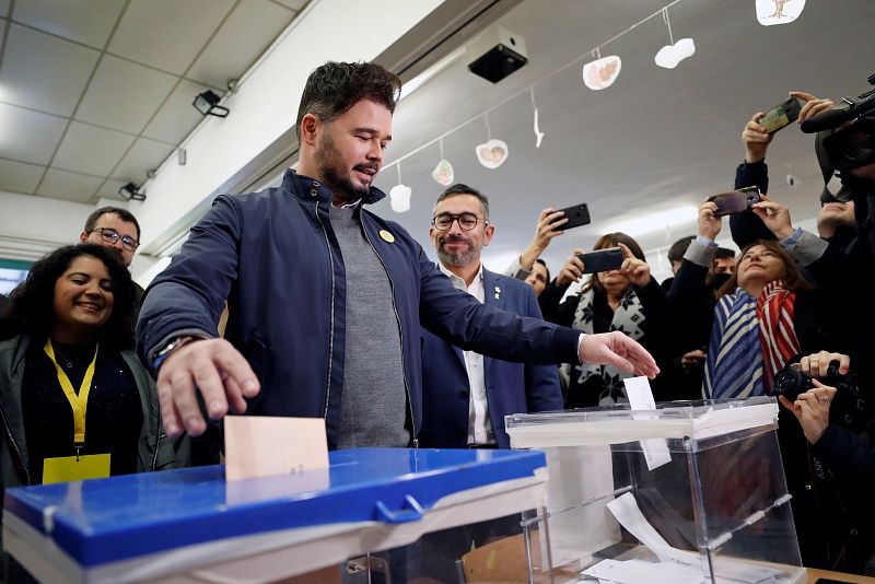 Gabriel Rufián, vota en un colegio de Sabadell (Barcelona) para las elecciones generales que se celebran este domingo.