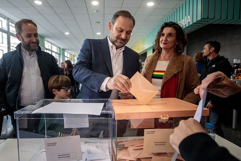 El ministro de Fomento en funciones, José Luis Ábalos, ejerce su derecho al voto en su colegio electoral de Valencia.