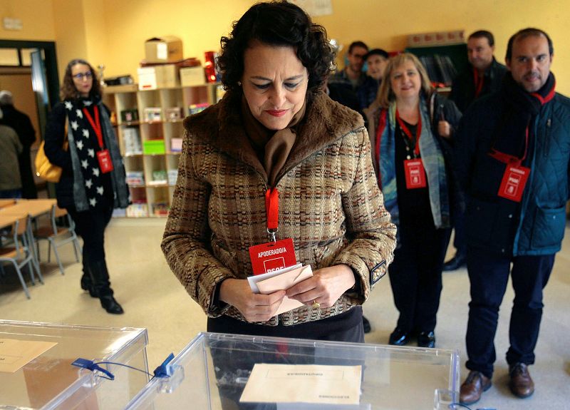 La ministra de Trabajo, Migraciones y Seguridad Social en funciones ejerce su derecho al voto en el Colegio Ocejón de Guadalajara.