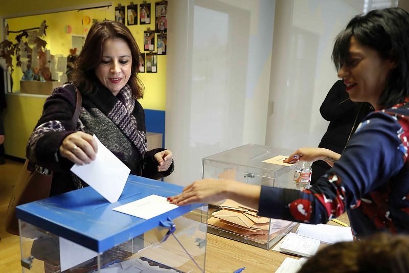 La vicesecretaria general del PSOE y cabeza de lista al Congreso por Asturias, Adriana Lastra, vota en la escuela infantil del Rubín de Oviedo.