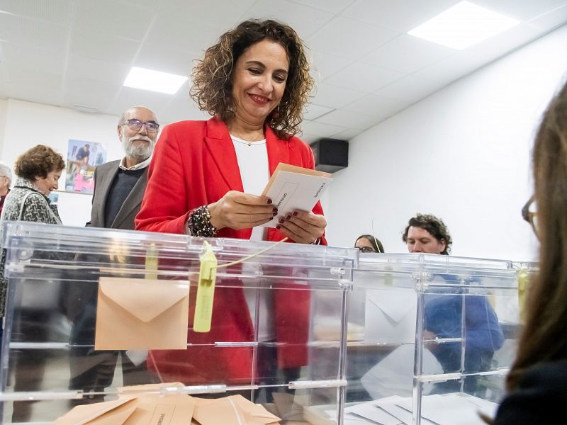 La cabeza de lista del PSOE al Congreso por Sevilla, María Jesús Montero, ejerce su derecho al voto en el colegio Safa de Sevilla.