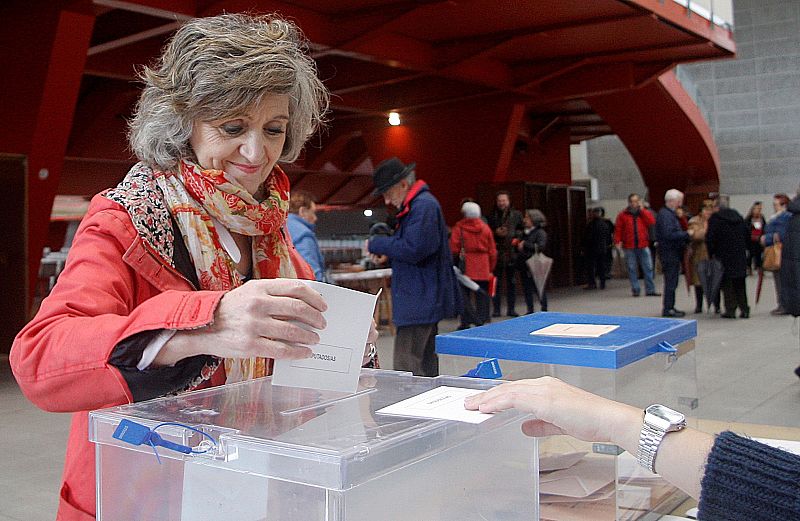 La ministra en funciones de Sanidad, Consumo y Bienestar Social, María Luisa Carcedo, ejerce su derecho a voto en un colegio electoral de Gijón. 