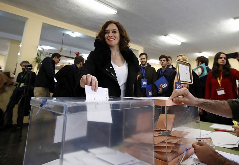 La presidenta de la Comunidad de Madrid, Isabel Díaz Ayuso, vota en el Instituto Lope de Vega en Madrid.