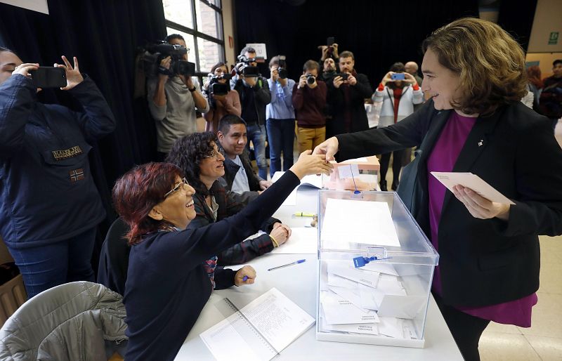 La alcaldesa de Barcelona, Ada Colau ha ejercido su derecho a voto en el Centro Cívico La Sedeta de Barcelona.