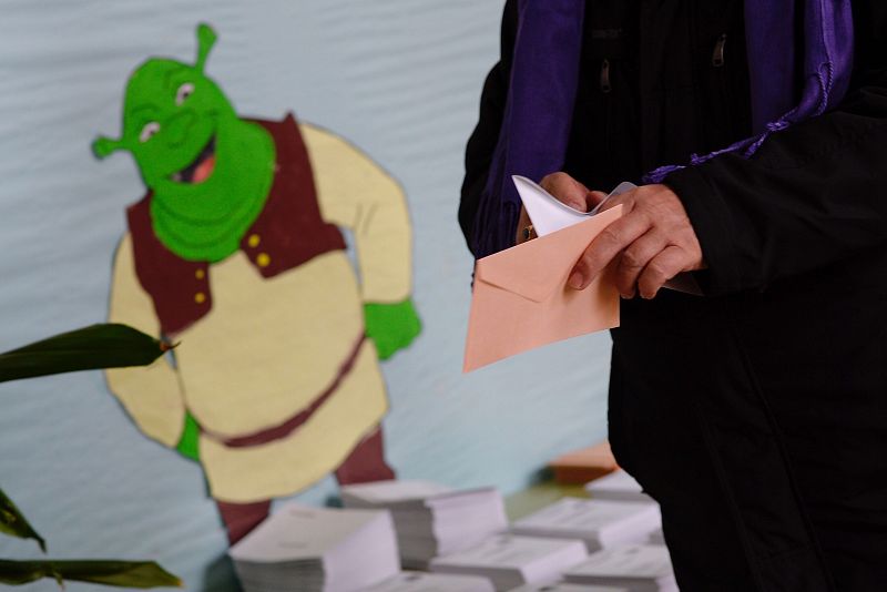 Un hombre selecciona sus papeletas en un colegio electoral de Valladolid.