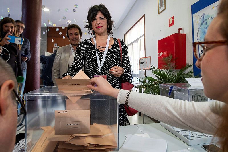 La líder de Unidas Podemos en Andalucía, Teresa Rodríguez, junto a su pareja, el alcalde de Cádiz, José María González (detrás), ejerce su derecho al voto.