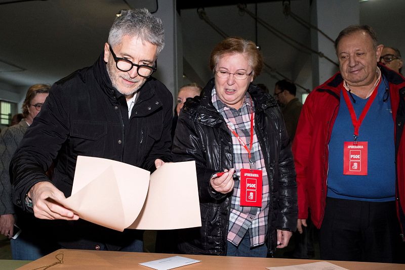 El ministro de Interior en funciones, Fernando Grande-Marlaska, vota en las elecciones generales que se celebran este domingo.