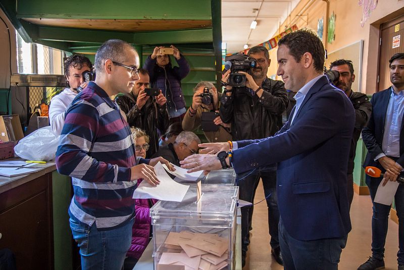 El secretario general del Partido Popular, Teodoro García Egea, ejerce su derecho al voto en el colegio murciano Cristo del Consuelo en Cieza.