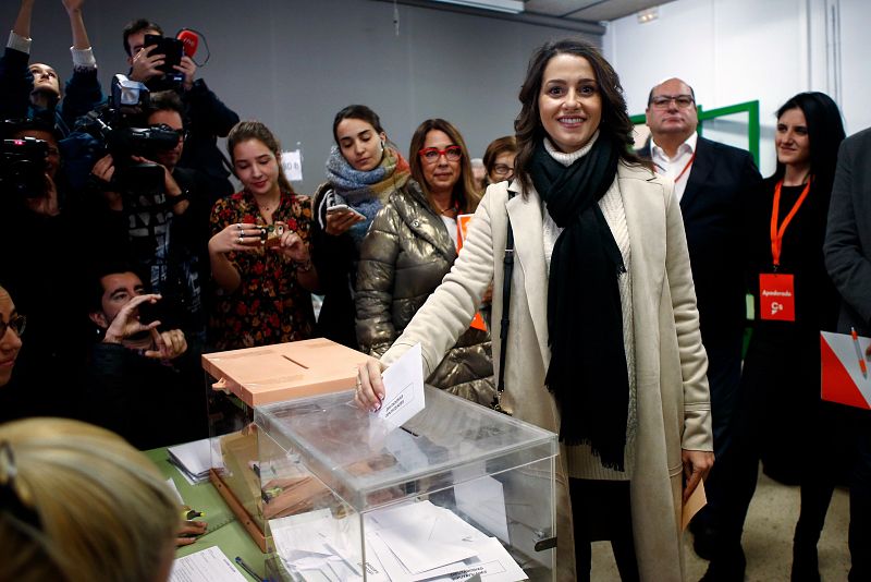 La cabeza de lista de Ciudadanos al Congreso por Barcelona, Inés Arrimadas, ejerce su derecho a voto en la Escuela Ausiàs March del barrio de Les Corts.