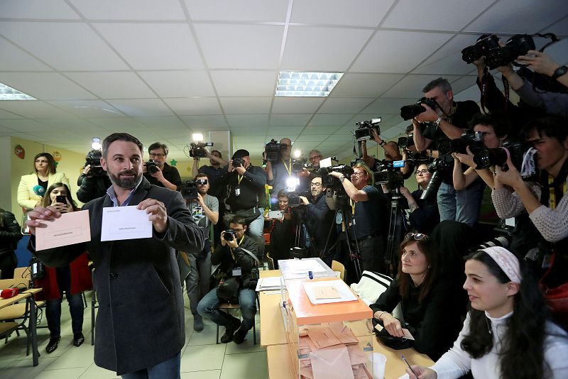 El líder de Vox, Santiago Abascal, en el colegio electoral donde ha votado en Madrid en la jornada electoral.