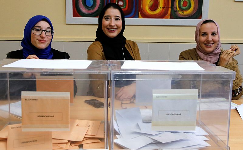 Tres mujeres musulmanas conforman una mesa electoral en un colegio de Melilla.