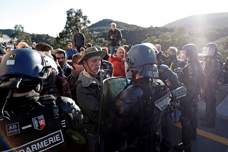 La policia francesa tracta de desbloquejar el tall de l'autopista al seu pas pel Pertús