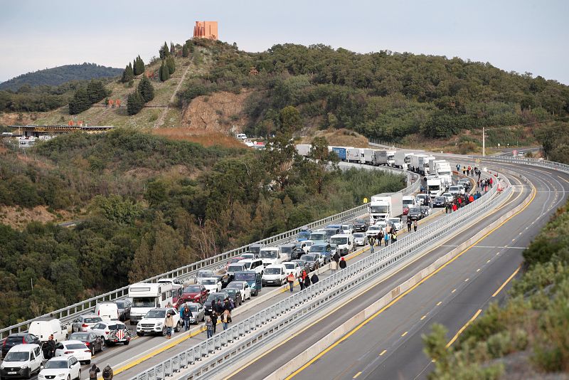 Els manifestants han tallat des de les 9 del matí l'autopista a La Jonquera