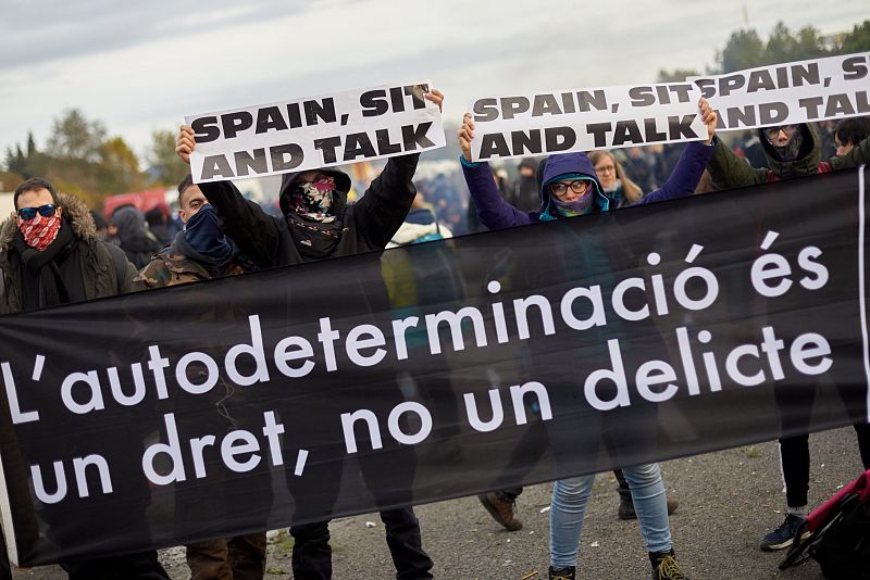 Centenars de persones bloquegen l'AP-7 a Girona