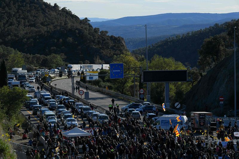 El bloqueig ha produït llargues cues a la frontera entre Espanya i França