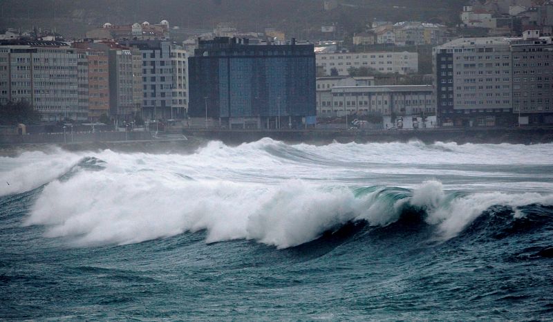 Vista de las olas rompiendo contra la costa de la ciudad de A Coruña. 