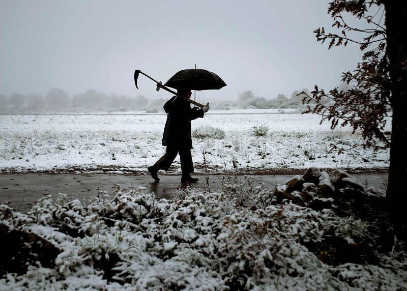  Un hombre camina por un camino nevado en el pueblo de O Cañizo, (A Gudiña).