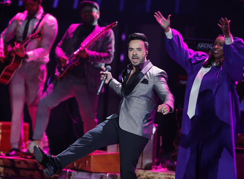 Luis Fonsi durante su actuación de los Grammy Latinos 2019