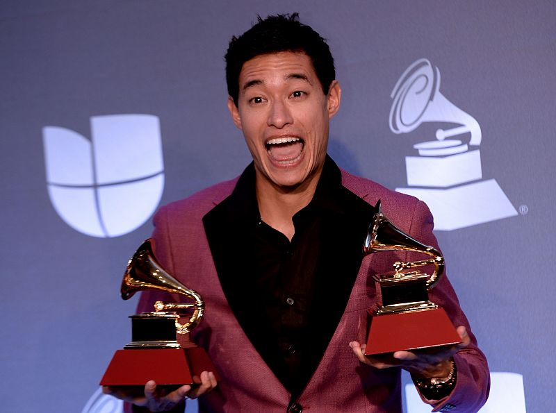 El peruano Tony Succar posando con sus Grammy Latinos al Mejor álbum de salsa y Productor del año.