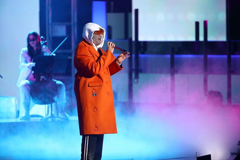 Con chándal y capucha