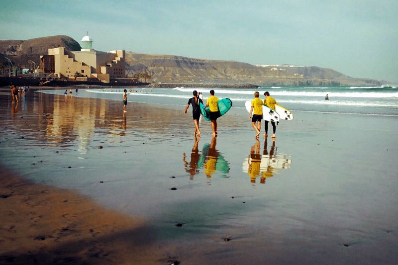 Surfistas en la playa de la Cícer, en Las Canteras.