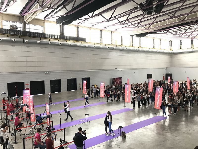 Vista aérea de las colas y los boxes para que canten los aspirantes en la fase 1 del casting de OT 2020 en Barcelona