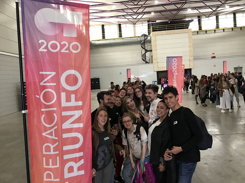 Los aspirantes del casting de OT en Barcelona llevan toda la mañana esperando este momento, preparados para la fase 1