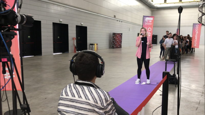 Una chica cantando frente a uno de los miembros del jurado en la fase 1 del casting de OT 2020 en Barcelona