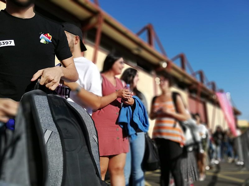 Los aspirantes de la cola, esperando para entrar en la fase 1 del casting de OT 2020 en Las Palmas de Gran Canaria