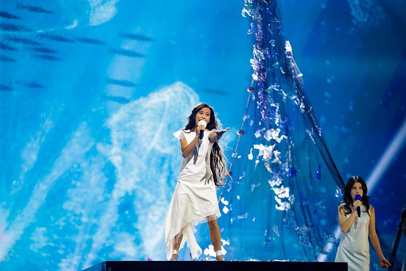 Vestirá moda sostenible con un vestido 100% reciclado y 100% reciclable 