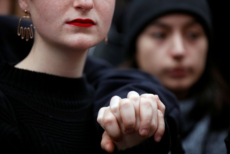 Dos mujeres se dan la mano durante la manifestación