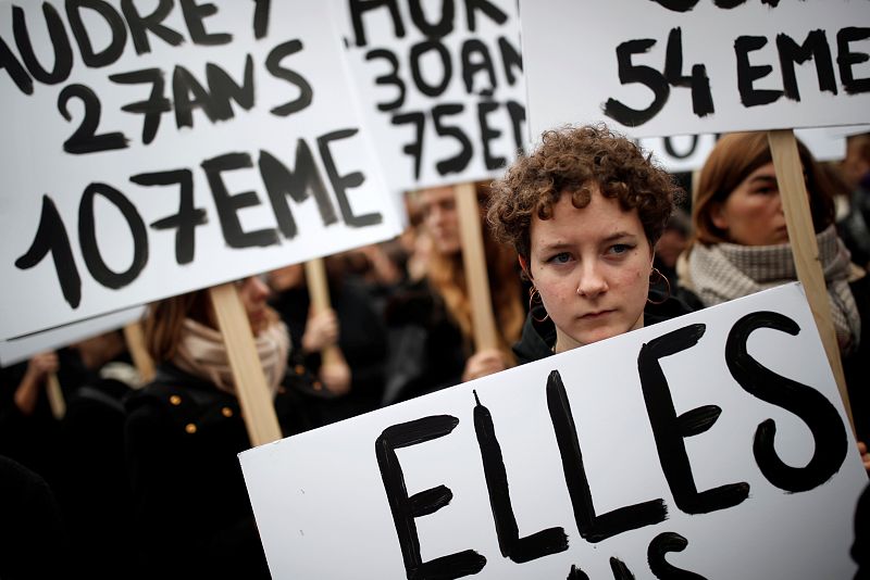 Mujeres portando pancartas durante la marcha