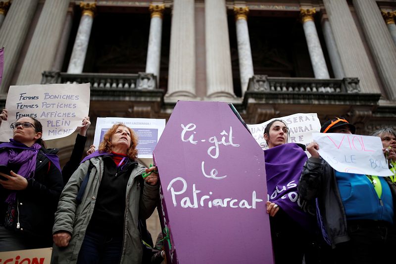 Un grupo de mujeres sujeta un ataúd durante la marcha