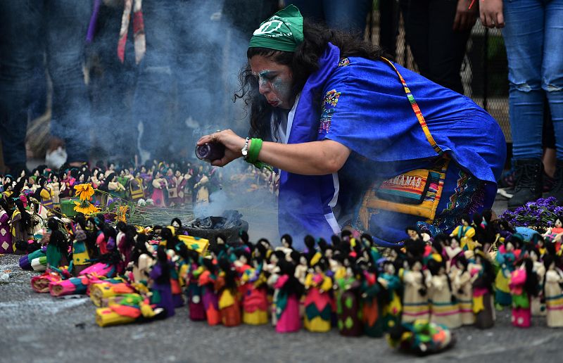 Una mujer participa en un ritual en memoria de las mujeres asesinadas en Honduras, en Tegucigalpa. Según organizaciones de derechos humanos, 5.929 mujeres han sido asesinadas en el país entre 2003 y 2018.